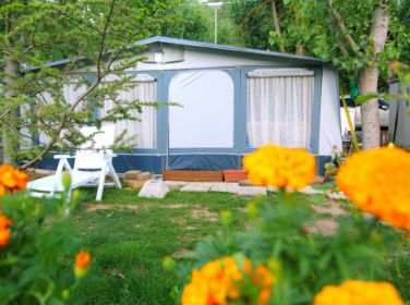 Hvor mange pladser er der på Hvidbjerg Strand Camping?